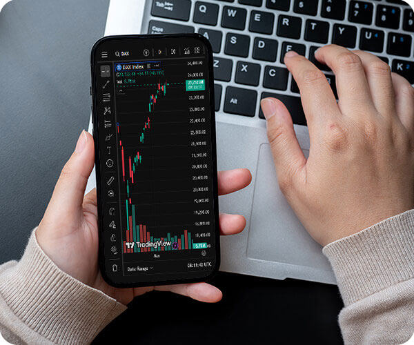 TradingView - Trader analyzing financial markets on a laptop using MetaTrader software – real-time charts and technical analysis in a modern trading setup
